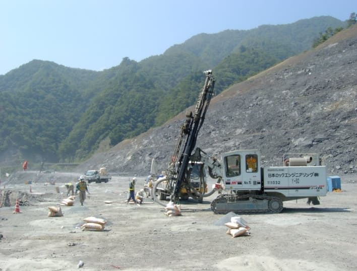 ダム原石山でのベンチ発破