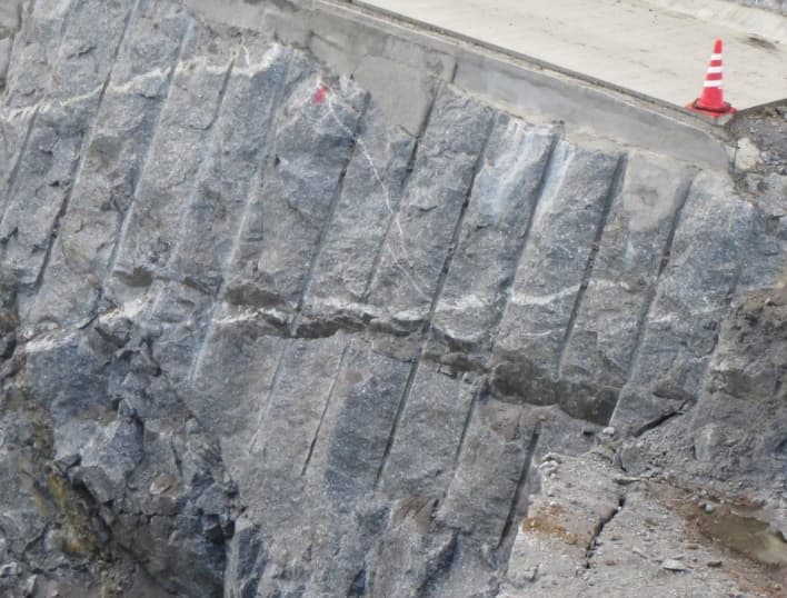 プレスプリット発破後の法面