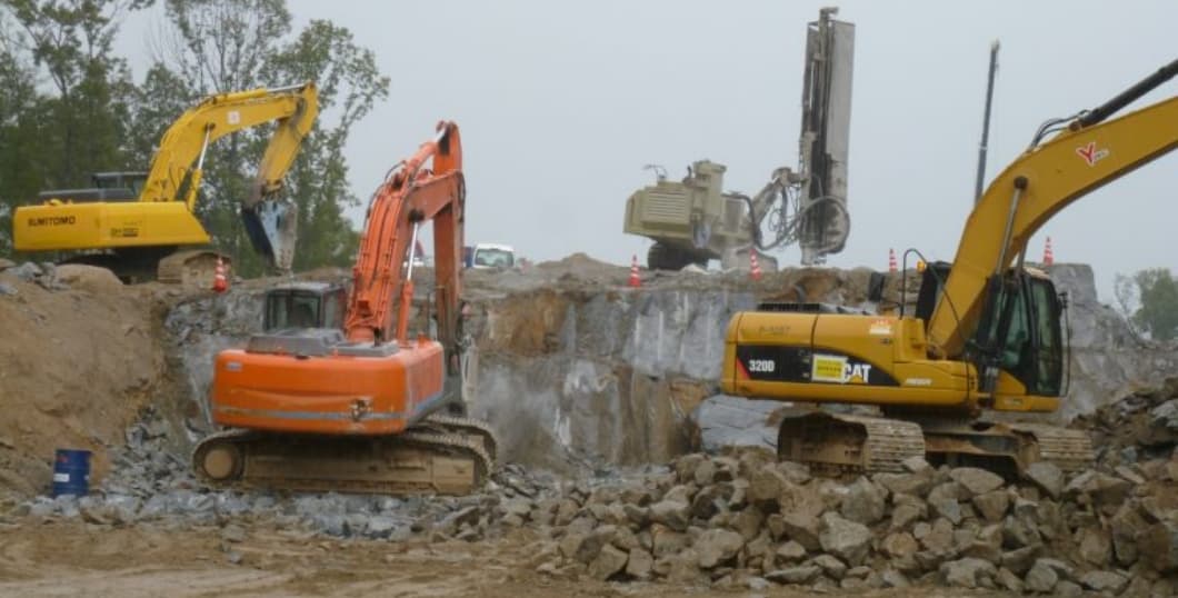 高速道路工事の硬岩掘削