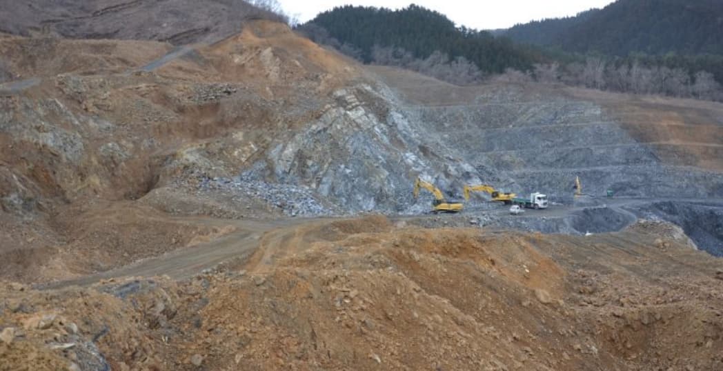 採石場での剥土・剥岩