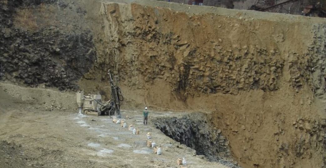 採石場での発破作業