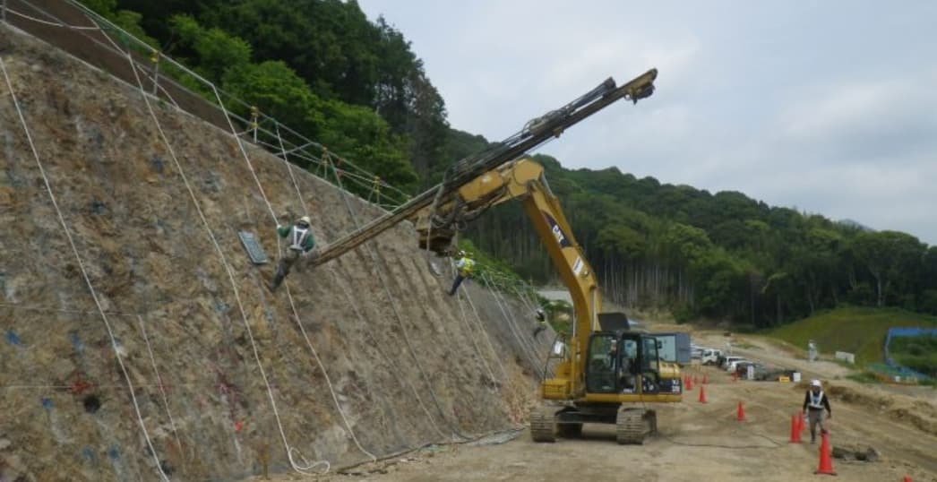 アタッチドリルによるロックボルト工