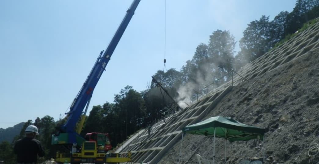 クレーンドリルによるロックボルト工